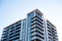 ビル取り壊し・建て替え時の立ち退き料の「相場」は？増額交渉のコツも解説